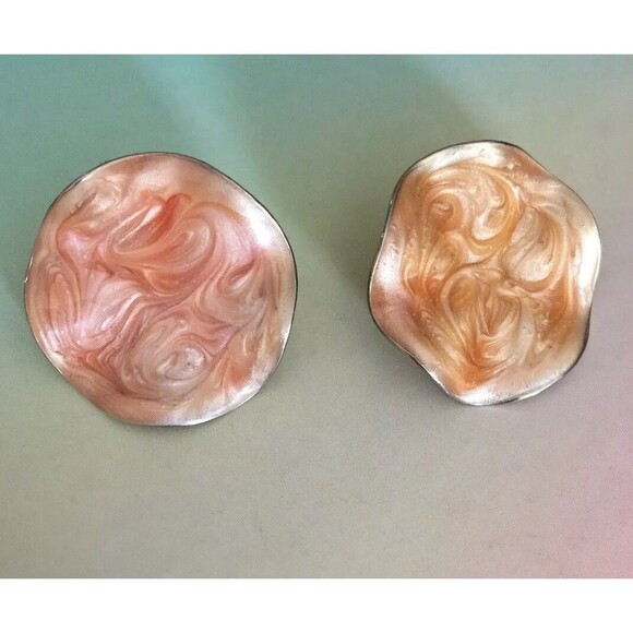 Vintage Peach Pierced Earrings Ivory Tone Swirl Enamel Gold Tone - Picture 1 of 6
